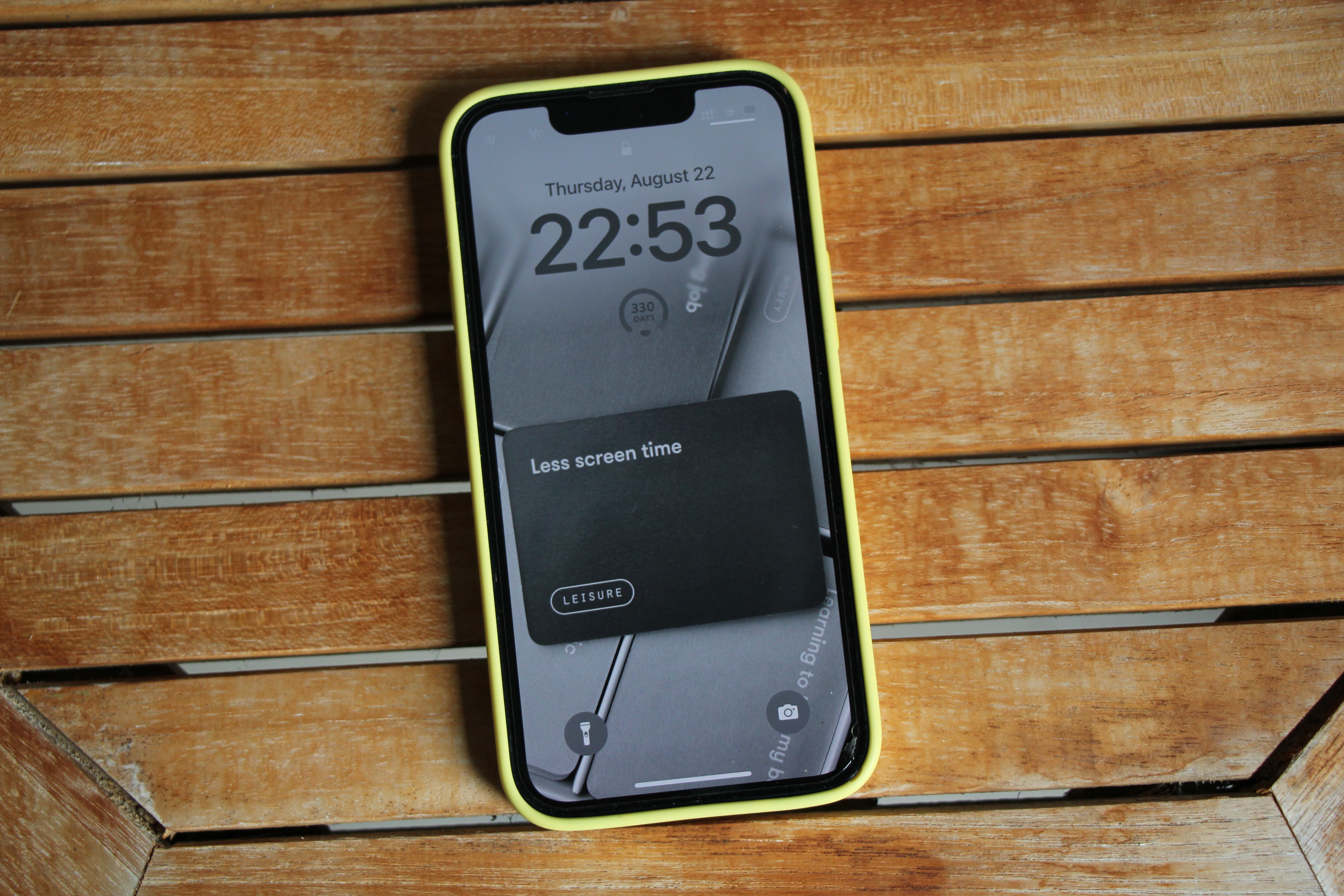 How and Why Going Greyscale Supports You with Your Off-Screen Goals